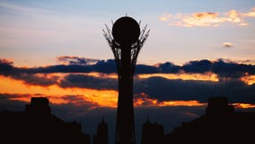 Timelapse de la torre de Bayterek de la silueta en la capital de Astaná de Kazajistán en puesta del sol hermosa metrajes Timelapse de la torre de Bayterek de la silueta en la capital de Astaná de Kazajistán en puesta del sol hermosa metrajes