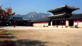 Timelapse de visitantes que caminan en el palacio de Gyeongbokgung Timelapse de visitantes que caminan en el palacio de Gyeongbokgung