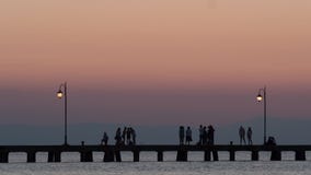 Timelapse dos povos trafica no cais no por do sol filme Timelapse dos povos trafica no cais no por do sol filme