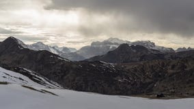 Timelapse frío de las montañas Nubes rápidas sobre picos de las dolomías Cielo nublado de la puesta del sol metrajes Timelapse frío de las montañas Nubes rápidas sobre picos de las dolomías Cielo nublado de la puesta del sol metrajes