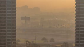 Timelapse för Dubai marinaaeral på soluppgång arkivfilmer Timelapse för Dubai marinaaeral på soluppgång arkivfilmer