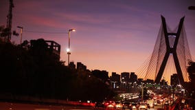 Timelapse i natt, härlig cityscape med bilar, mopeder och trafik på vägen arkivfilmer Timelapse i natt, härlig cityscape med bilar, mopeder och trafik på vägen arkivfilmer