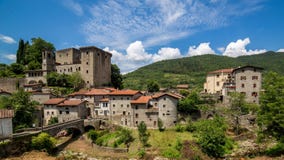 Timelapse nubla-se na vila e no castelo medievais em Toscânia Italy Timelapse nubla-se na vila e no castelo medievais em Toscânia Italy