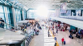 Timelapse ocupado de los pasajeros del aeropuerto metrajes Timelapse ocupado de los pasajeros del aeropuerto metrajes
