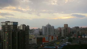 Timelapse van Dramatische landschapszonsondergang van het stadscentrum in Novosibirsk Rusland 3840x2160 4K stock footage Timelapse van Dramatische landschapszonsondergang van het stadscentrum in Novosibirsk Rusland 3840x2160 4K stock footage