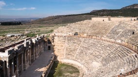 Timelapse του παλαιού θεάτρου καταστροφών στην πόλη Hierapolis, Pamukkale, Τουρκία αρχαίου Έλληνα φιλμ μικρού μήκους Timelapse του παλαιού θεάτρου καταστροφών στην πόλη Hierapolis, Pamukkale, Τουρκία αρχαίου Έλληνα φιλμ μικρού μήκους