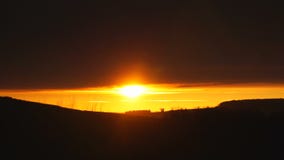 Timelapse, όμορφο ηλιοβασίλεμα μεταξύ των σκοτεινών σύννεφων φιλμ μικρού μήκους Timelapse, όμορφο ηλιοβασίλεμα μεταξύ των σκοτεινών σύννεφων φιλμ μικρού μήκους