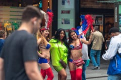 Times Square ist eine ikonenhafte Stra?e von New York City Street View, Touristen, Stra?en-K?nstler stockbilder Times Square ist eine ikonenhafte Stra?e von New York City Street View, Touristen, Stra?en-K?nstler stockbilder