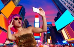 Times Square rosa NYC della foto del selfie della parrucca della ragazza facile immagini stock Times Square rosa NYC della foto del selfie della parrucca della ragazza facile immagini stock