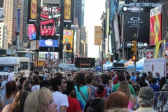 Times Square som shoppar folkmassan, New York City, USA royaltyfri bild Times Square som shoppar folkmassan, New York City, USA royaltyfri bild
