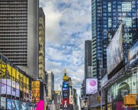 Times Square, που χαρακτηρίζεται με τα θέατρα Broadway και το τεράστιο αριθμό Στοκ φωτογραφία με δικαίωμα ελεύθερης χρήσης Times Square, που χαρακτηρίζεται με τα θέατρα Broadway και το τεράστιο αριθμό Στοκ φωτογραφία με δικαίωμα ελεύθερης χρήσης