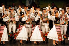 TIMISOARA, RUM?NIEN 12 10 2014 rum?nische T?nzer im traditionellen Kost?m, f?hren einen folkore traditionellen Tanz durch lizenzfreies stockfoto TIMISOARA, RUM?NIEN 12 10 2014 rum?nische T?nzer im traditionellen Kost?m, f?hren einen folkore traditionellen Tanz durch lizenzfreies stockfoto