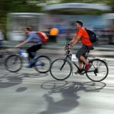 TIMISOARA, RUMANIA 04 14 2018 personas en las bicis en el verde para las bicicletas, imagen de archivo TIMISOARA, RUMANIA 04 14 2018 personas en las bicis en el verde para las bicicletas, imagen de archivo