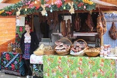 TIMISOARA, РУМЫНИЯ 04 04 2017 усмехаясь девушка магазина в традиционном костюме продает традиционные продукты свинины как сосиски стоковое фото TIMISOARA, РУМЫНИЯ 04 04 2017 усмехаясь девушка магазина в традиционном костюме продает традиционные продукты свинины как сосиски стоковое фото