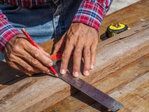 Timmerman met heerser die hout meten beroep, timmerwerk, hout royalty-vrije stock foto Timmerman met heerser die hout meten beroep, timmerwerk, hout royalty-vrije stock foto