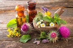 Tincture μπουκάλια και χορτάρια θεραπείας στοκ φωτογραφίες Tincture μπουκάλια και χορτάρια θεραπείας στοκ φωτογραφίες