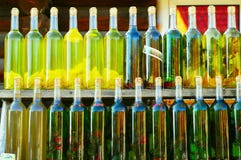 Tinctures, σπιτικά ποτά στα εκλεκτής ποιότητας μπουκάλια γυαλιού σε ένα ξύλινο υπόβαθρο, έννοια των αυθεντικών αντικειμένων στοκ φωτογραφίες με δικαίωμα ελεύθερης χρήσης Tinctures, σπιτικά ποτά στα εκλεκτής ποιότητας μπουκάλια γυαλιού σε ένα ξύλινο υπόβαθρο, έννοια των αυθεντικών αντικειμένων στοκ φωτογραφίες με δικαίωμα ελεύθερης χρήσης
