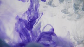 Tinta azul en agua La pintura azul colorida cae desde arriba de la mezcla en el agua, remolinando suavemente bajo el agua Cámara Tinta azul en agua La pintura azul colorida cae desde arriba de la mezcla en el agua, remolinando suavemente bajo el agua Cámara
