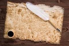 Tinteiro e pena branca em um fundo do formulário vazio para fotografia de stock Tinteiro e pena branca em um fundo do formulário vazio para fotografia de stock