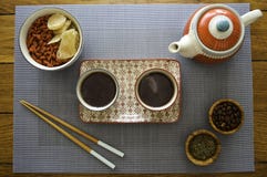 Tipo asiático juego de té en la opinión de madera de la tabla del top fotografía de archivo libre de regalías Tipo asiático juego de té en la opinión de madera de la tabla del top fotografía de archivo libre de regalías