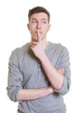 Tipo australiano di pensiero in una camicia grigia che guarda lateralmente Fotografia Stock Tipo australiano di pensiero in una camicia grigia che guarda lateralmente Fotografia Stock
