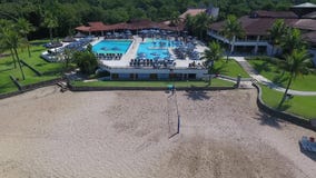 Tir aérien de bourdon de plage - Rio Das Pedras /Brazil banque de vidéos Tir aérien de bourdon de plage - Rio Das Pedras /Brazil banque de vidéos