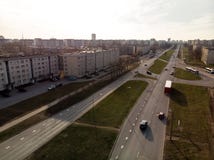 Tir aérien des routes parallèles dans la ville pendant le coucher du soleil d'or d'heure photo stock Tir aérien des routes parallèles dans la ville pendant le coucher du soleil d'or d'heure photo stock