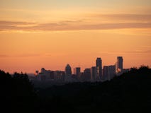 Tir d'horizon du centre ville d'Austin Texas niché entre les collines silhouettées image stock Tir d'horizon du centre ville d'Austin Texas niché entre les collines silhouettées image stock