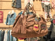 Tir d'un sac de vintage à un stand photographie stock Tir d'un sac de vintage à un stand photographie stock