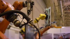 Tir en gros plan de deux bras robotiques automatiques dans le processus sur le fond d'usine clips vidéos Tir en gros plan de deux bras robotiques automatiques dans le processus sur le fond d'usine clips vidéos
