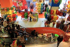 Tir intérieur de magasin de M&M, avec des clients choisissant leurs sucreries préférées, NYC, 2015 photos libres de droits Tir intérieur de magasin de M&M, avec des clients choisissant leurs sucreries préférées, NYC, 2015 photos libres de droits
