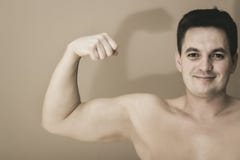 Tir étroit d'un homme de torse nu montrant ses muscles droits, sur son sourire de visage images stock Tir étroit d'un homme de torse nu montrant ses muscles droits, sur son sourire de visage images stock