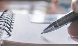 Tir étroit d'un stylo écrivant quelque chose sur le document de remplissage de papier de formulaire de demande - signature d'un c images libres de droits Tir étroit d'un stylo écrivant quelque chose sur le document de remplissage de papier de formulaire de demande - signature d'un c images libres de droits