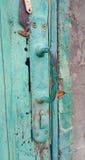 Tirador de puerta de madera pintado lamentable del hierro viejo del vintage La pintura pelada apagado El ojo de la cerradura fue fotografía de archivo libre de regalías Tirador de puerta de madera pintado lamentable del hierro viejo del vintage La pintura pelada apagado El ojo de la cerradura fue fotografía de archivo libre de regalías