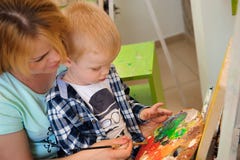 Tiraggio che un'immagine dipinge, lezione del bambino e della madre di arte fotografia stock libera da diritti Tiraggio che un'immagine dipinge, lezione del bambino e della madre di arte fotografia stock libera da diritti