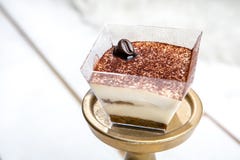 Tiramisu delicioso con forma oscura del grano de café del chocolate en el top Comida sabrosa del postre en cierre para arriba en imágenes de archivo libres de regalías Tiramisu delicioso con forma oscura del grano de café del chocolate en el top Comida sabrosa del postre en cierre para arriba en imágenes de archivo libres de regalías