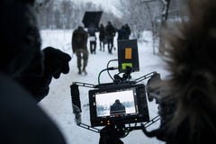 Tirar un largometraje, entre bastidores en el sistema en la opinión de la calle de la cámara foto de archivo Tirar un largometraje, entre bastidores en el sistema en la opinión de la calle de la cámara foto de archivo