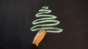 Tire uma árvore de Natal com giz em uma ardósia Molde da bandeira do cartaz do cartão do ano novo vídeos de arquivo Tire uma árvore de Natal com giz em uma ardósia Molde da bandeira do cartaz do cartão do ano novo vídeos de arquivo
