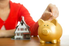 Tirelire augmentant vos finances s'élevant pour la maison de modèle d'achat photos libres de droits Tirelire augmentant vos finances s'élevant pour la maison de modèle d'achat photos libres de droits