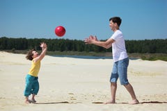 tiri del figlio della sabbia del padre della sfera a fotografie stock libere da diritti tiri del figlio della sabbia del padre della sfera a fotografie stock libere da diritti