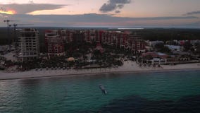 Tiro aéreo de la costa costa y un centro turístico cerca de Cancun, México en la puesta del sol almacen de video Tiro aéreo de la costa costa y un centro turístico cerca de Cancun, México en la puesta del sol almacen de video