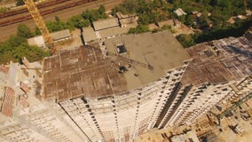 Tiro aéreo de los trabajadores en una construcción, estructura en el proceso a ser estructura almacen de metraje de vídeo Tiro aéreo de los trabajadores en una construcción, estructura en el proceso a ser estructura almacen de metraje de vídeo