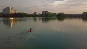 Tiro aéreo del abejón de la canoa en el lago Adultos jovenes metrajes Tiro aéreo del abejón de la canoa en el lago Adultos jovenes metrajes