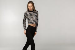 Tiro colhido da jovem mulher lindo que veste a roupa preta na moda dos esportes fotografia de stock royalty free Tiro colhido da jovem mulher lindo que veste a roupa preta na moda dos esportes fotografia de stock royalty free