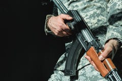 tiro cosechado del soldado que sostiene el rifle imagen de archivo libre de regalías tiro cosechado del soldado que sostiene el rifle imagen de archivo libre de regalías