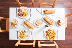 Tiro de arriba de la tabla del restaurante con la comida fotografía de archivo Tiro de arriba de la tabla del restaurante con la comida fotografía de archivo