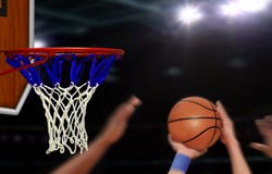 Tiro de basquetebol à aro pelo jogador imagens de stock Tiro de basquetebol à aro pelo jogador imagens de stock