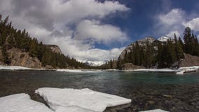 Tiro del carro de la formación de las nubes en el río del arco Tiro del carro de la formación de las nubes en el río del arco