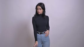 Tiro del primo piano di giovane femmina mora caucasica graziosa in jeans alla moda che esaminano macchina fotografica e che posan archivi video Tiro del primo piano di giovane femmina mora caucasica graziosa in jeans alla moda che esaminano macchina fotografica e che posan archivi video