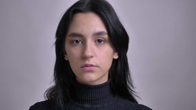 Tiro del primo piano di giovane modello femminile caucasico sbalorditivo che posa nel od anteriore la macchina fotografica con fo video d archivio Tiro del primo piano di giovane modello femminile caucasico sbalorditivo che posa nel od anteriore la macchina fotografica con fo video d archivio